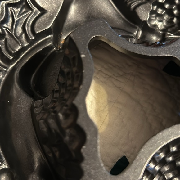 Nordic Ware Holiday Wreath Platinum Collection Bundt Cake Pan 9 Cup - Picture 4 of 4